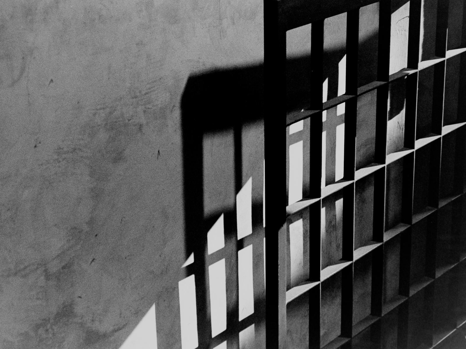 Ombre geometriche proiettate su una parete